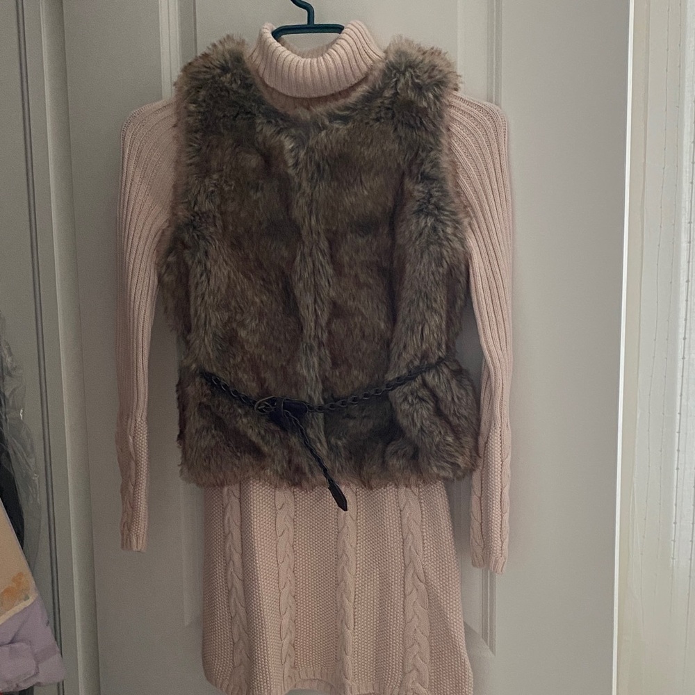 Chic Pink Knit Dress with Faux Fur Vest